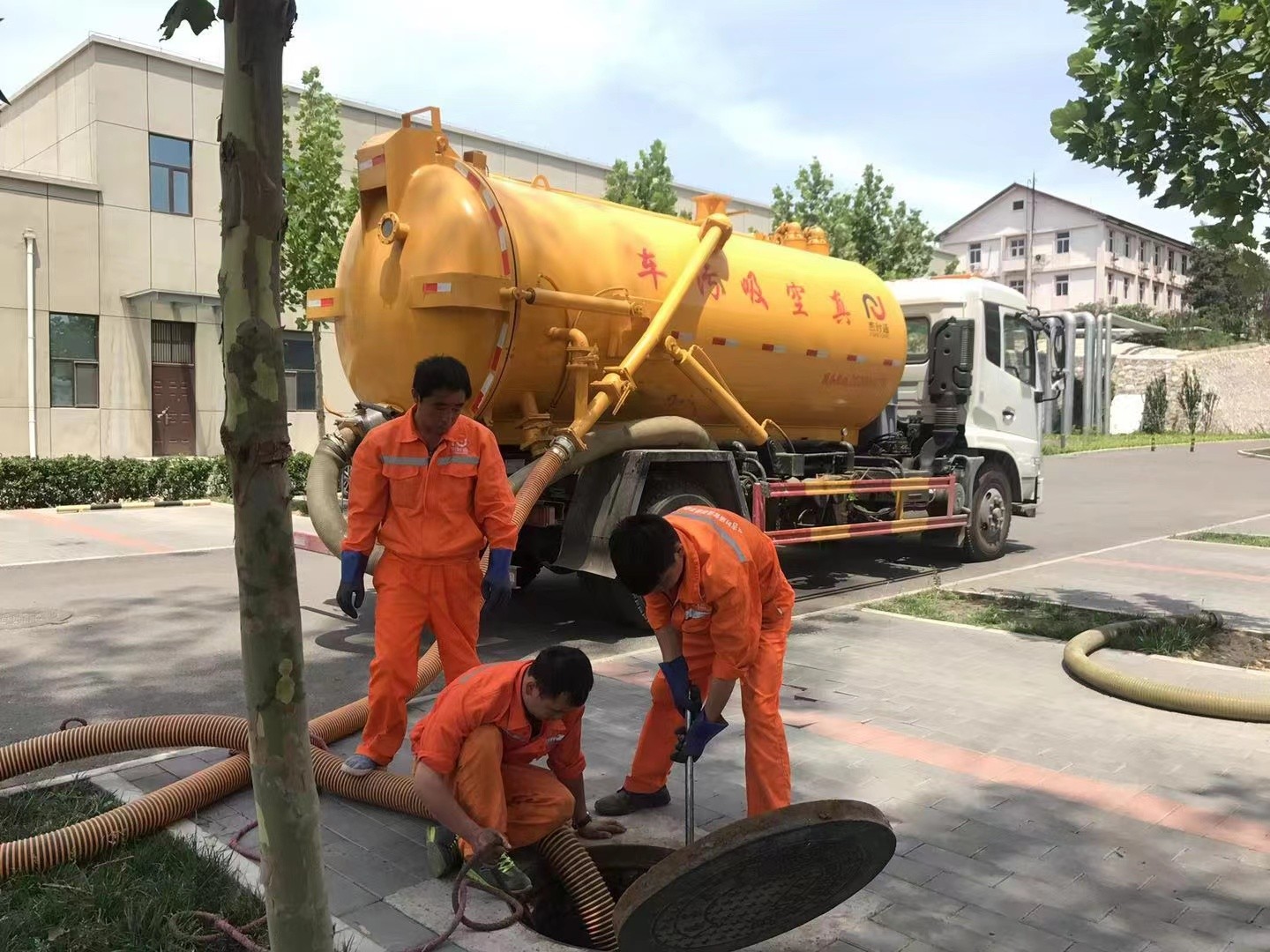英德化粪池清理与5-8吨吸粪车施工效率分析